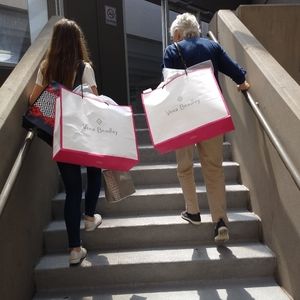 Meet your Posher, Laura